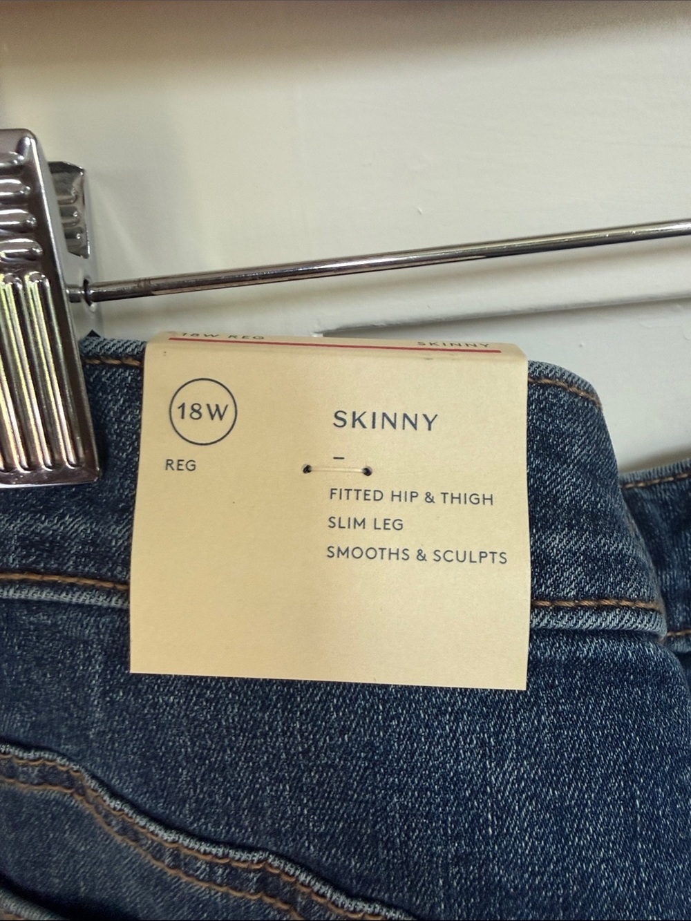 Universal Thread NWT Midwash Blue Ladies Jeans with Patch Detail 18 W - Picture 7 of 7